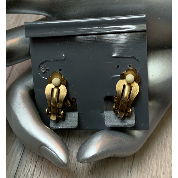 Goldtone floral clip on earrings - Picture 3 of 4